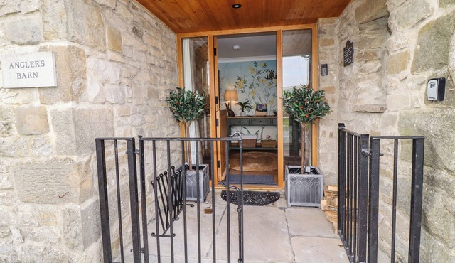 ANGLERS BARN, pet friendly, with open fire in Grassington