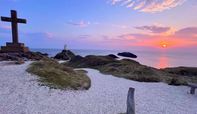 Anglesey Retreat - 2 Beds - Sleeps 3 - Parking