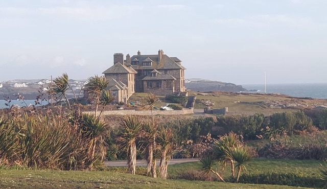 ANGLESEY, Treaddur Bay, King Arthur Suite 6 bed apartment ideal for family hols.