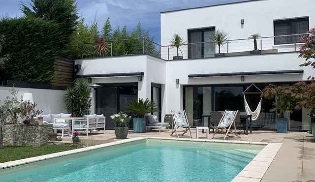 ANGLET, 8 pers COAST HOUSE WITH SWIMMING POOL, NEAR THE BEACH, cycle path, GOLF