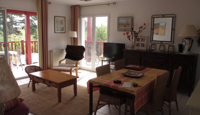 Anglet near beaches, Apt. T3 sleeps 6, large balcony, quiet, view