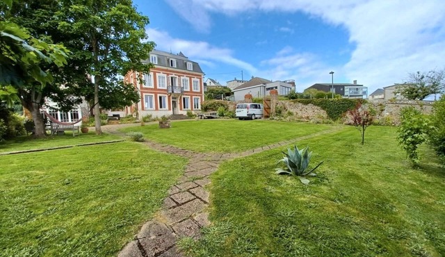 Anglo-Norman villa, 200m from the beach, sea view, 200m from the port shops