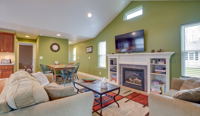 Angola Getaway: Walk to Lake Erie Beach Park!