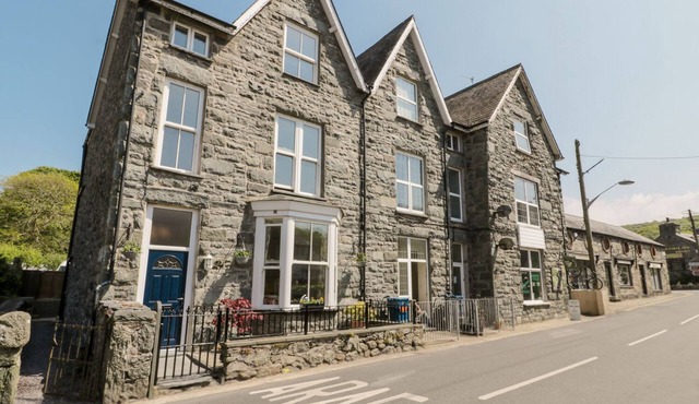 ANGORFA, pet friendly, character holiday cottage in Llanbedr