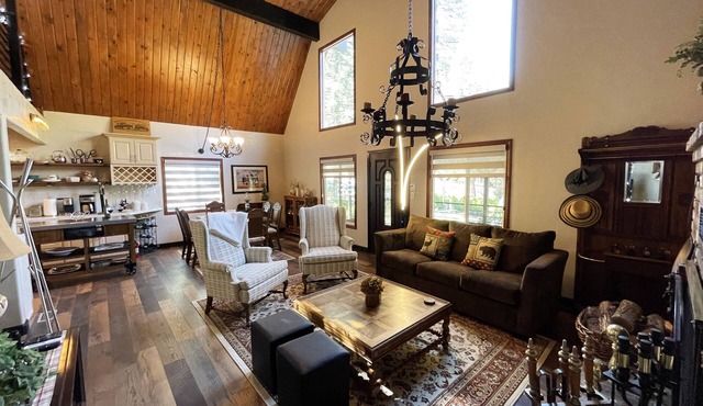 Animal Crossing Retreat - Luxurious Elegant Cabin, Sleeps 10