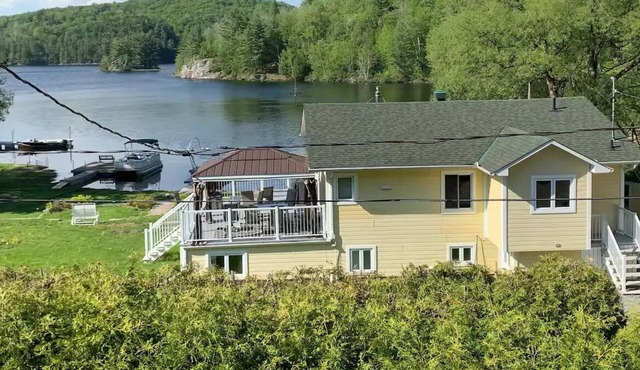 Anira's beautiful waterfront Cottage on TwinLake with Hot tub