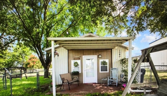 Anita's Cottage is only 15 minutes from Baylor, & Magnolia Silos!