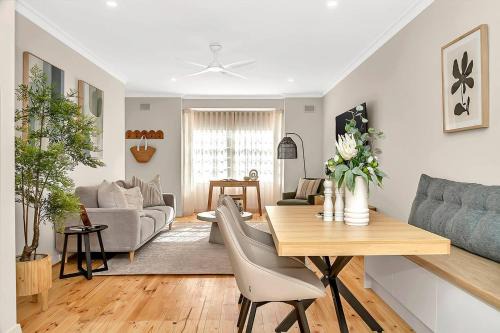 Anja Haus - Elegant Retreat near Somerton Park Beach