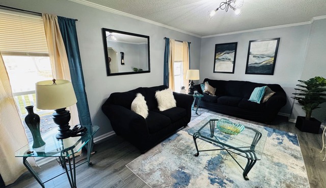 Ann’s Abode – Modern 3BR Furnished Garage Loungen Sleeps 8 comfortably