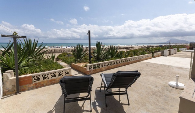 ANNA - Fantastic house right in front the beach in Denia
