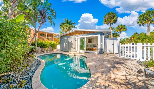 Anna Maria Island!1 Block to the Beach. Private Home with Heated Pool.