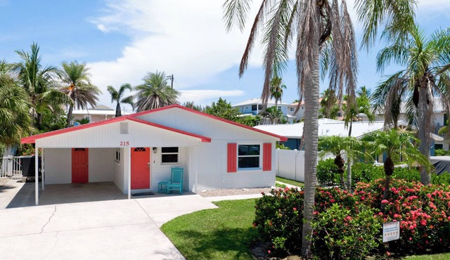 Anna Maria Island, NORTH END 3 bedroom, pet friendly, private pool home!