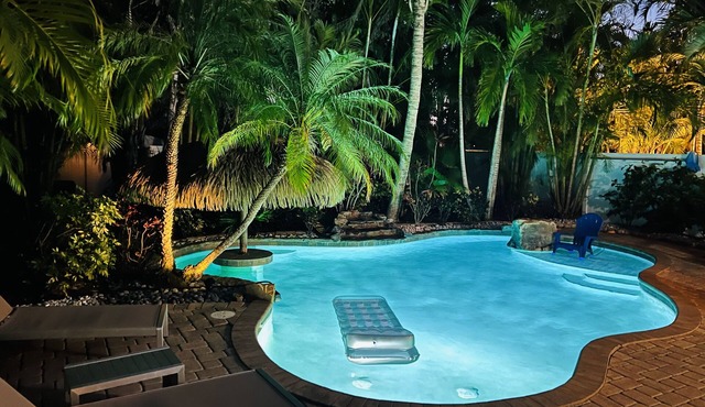 Anna Maria Island! All New Remodeled Private Heated Pool + Walk to the Beach! 🌞