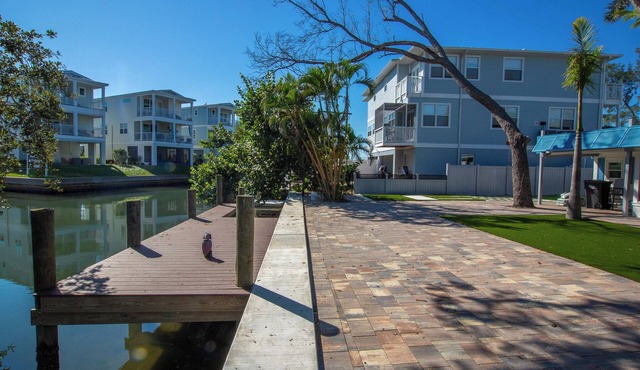 Anna Maria Sound Dockside Cottage in Cortez Village: 2/2 canal walk to beach!