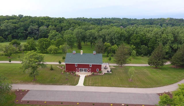 Annabel Lee Barn ~ A Getaway of Warmth & Charm!