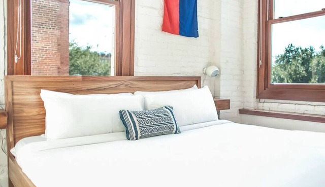 Annabelle 3B - Bright King Bedroom Near Nightlife