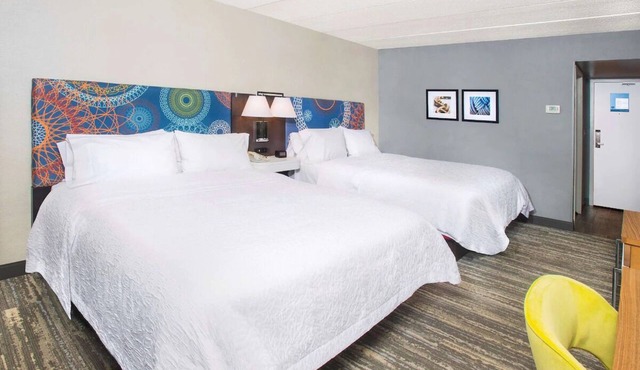 Annapolis Adventure: 2 Cozy Units, Outdoor Pool + Easy Access to Historic Sites!