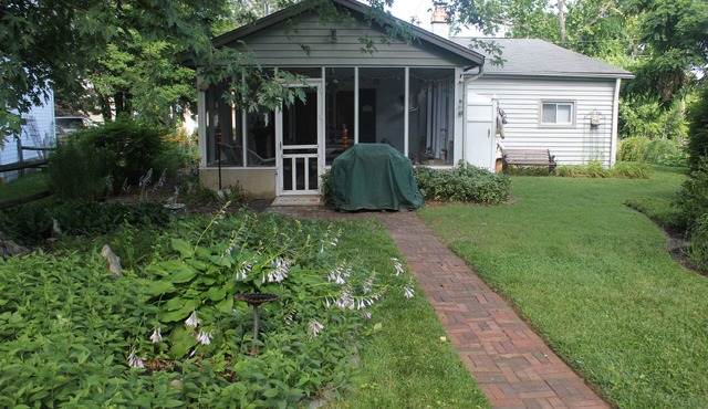 Annapolis Bay House BOAT SHOW & USNA Families 2 Bedroom with Den sleeps 5