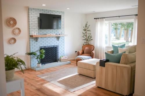 Annapolis Charm Waterfront Getaway Near USNA - FISH & CRAB from your PRIVATE PIER!