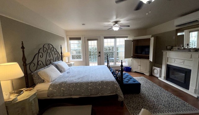 Annapolis Suite - Private HotTub, KingBd, DT