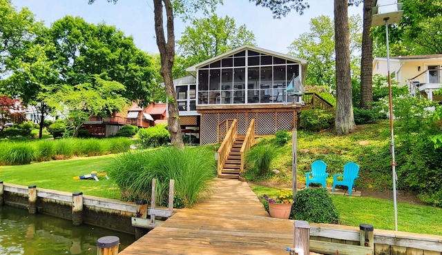 Annapolis waterfront with kayaks, private pier, 5.5 miles to downtown Annapolisn