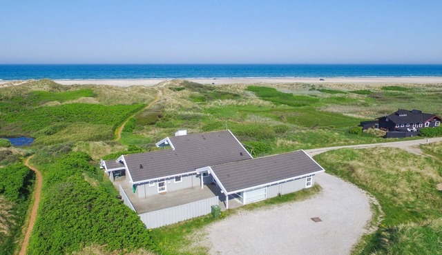 "Anne" - 100m from the sea by Interhome