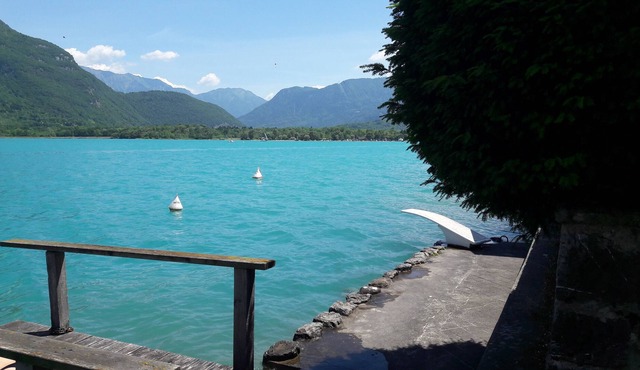 Annecy lake, large house with private beach