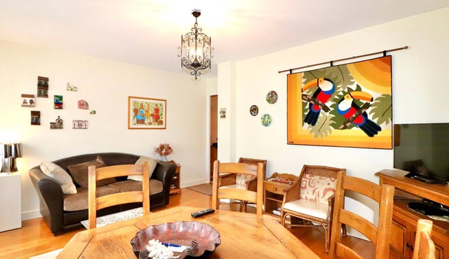 Annecy: Spacious F2 50m from lake with balcony and parking