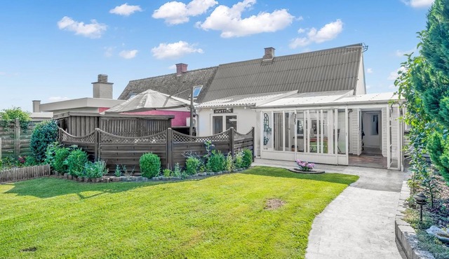 "Anneke" - 1.3km from the sea by Interhome