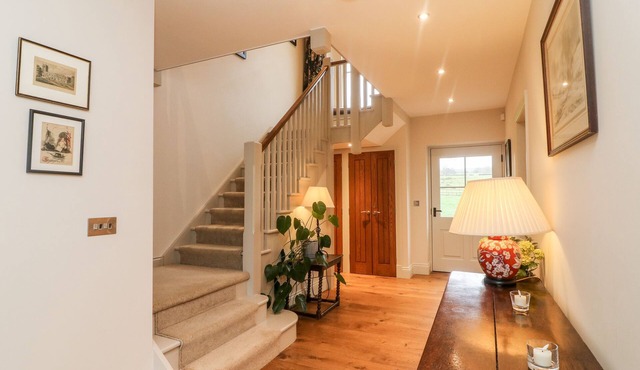 ANNESIDE, pet friendly, with open fire in Cowan Bridge