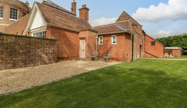 ANNEX, romantic, luxury holiday cottage, with pool in Twyning