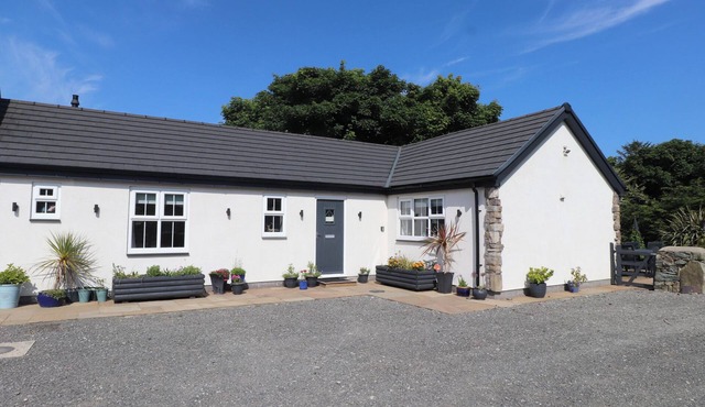 ANNEXE AT TY MOEL ISAF, with hot tub in Amlwch