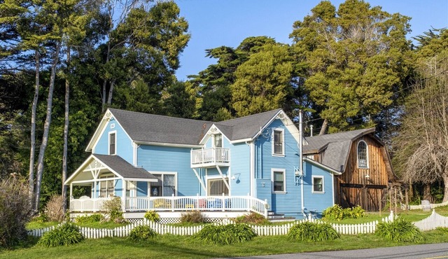 Annie`s Beach House - A historic and cozy rental just minutes away from the beach!
