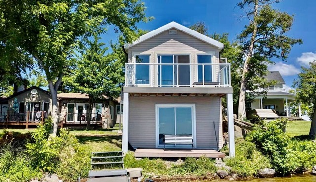 Annie's Lakefront Cottage in Kawartha Region