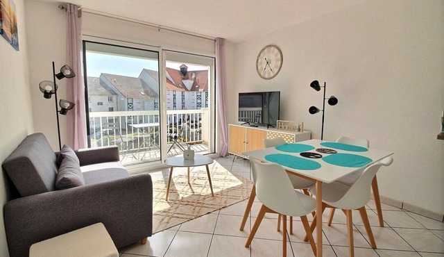 Annonce Professionnelle. T2 Cabine Avec Balcon, 4 Personnes au Coeur de la Ville et à Deux Pas.