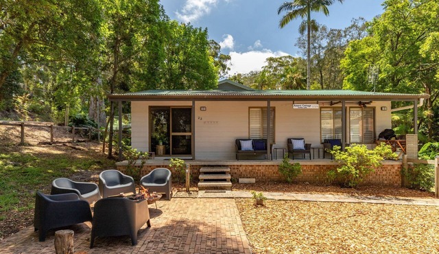 Ansett Cottage set in the serene charm of Smiths Lake