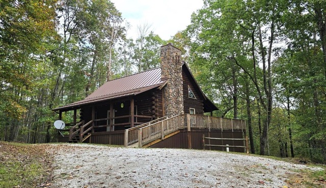 Anson's Ridge: Log home in the woods w/hot tub, near Hocking Hills- Sleeps 12