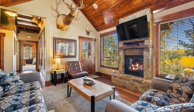 Antelope Acres - Hot tub, AC, Access to Pool!