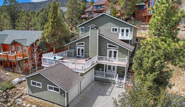 Antelope Mountain Retreat by Destination Big Bear: Open Concept! HOT TUB! Rock Fireplace! Pool Table + Foosball!