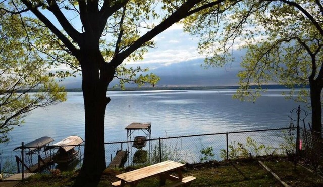 Anthony Beach-Seneca-Waterfront-Hot Tub-Wine Trail-Big Deck, Recently Updated-New Dock-Pets OK