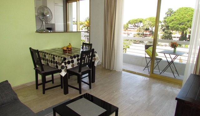 Antibes - attractive apartment with panoramic views & 300m from 2 beaches