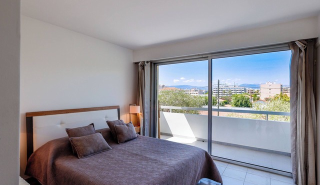 Antibes: Superb air-conditioned T2 200m from the beaches Room with Terrace, closed park