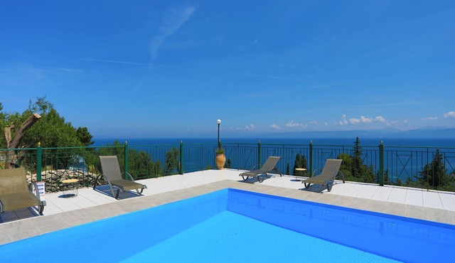 Antigoni Villa Tria: Stunning views, shared pool