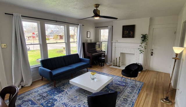 Antique apartment under 6 miles away from everything Dallas!