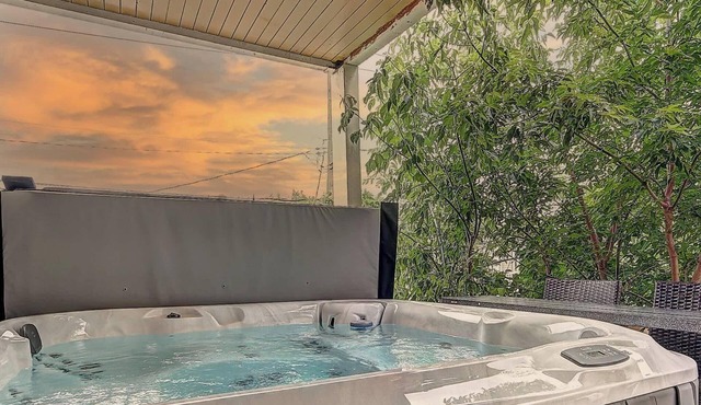 Antique CAT 2 King Bed Hot Tub Free Parking