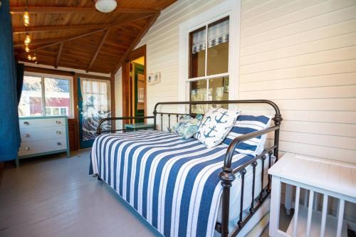 Antique Cottage|PRIVATE SAUNA|Beach|Firepit+Grill