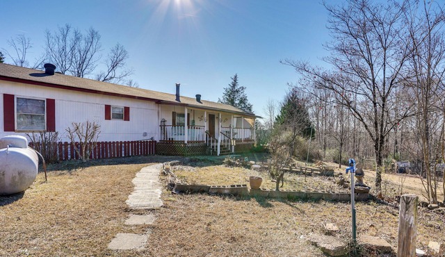 'Antique Farmhouse' in Bethel Springs on Half-Acre