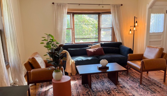 Antique Farmhouse| King Bed| 2bathrooms| 30 mins to Acadia Natl Park