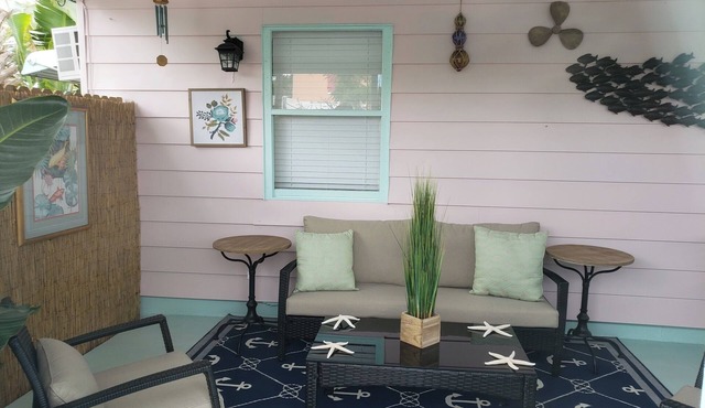 Antique Row Bungalow. Central, Comfy, Private Near Downtown, Beaches, & Parks.