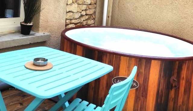 Antique SPA" apartment: Jacuzzi under patio